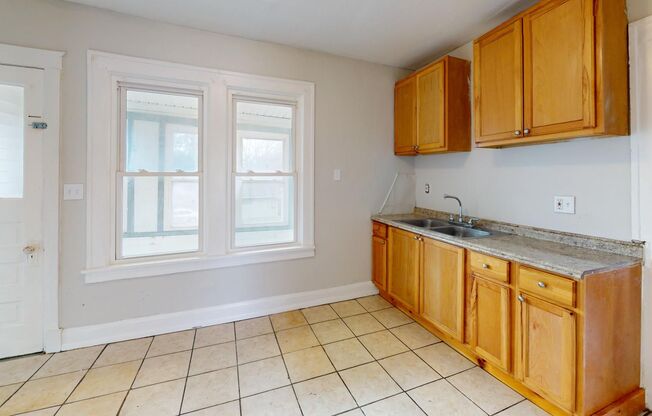 2 beds, 1 bath, 735 sqft, $900, Unit Unit 4