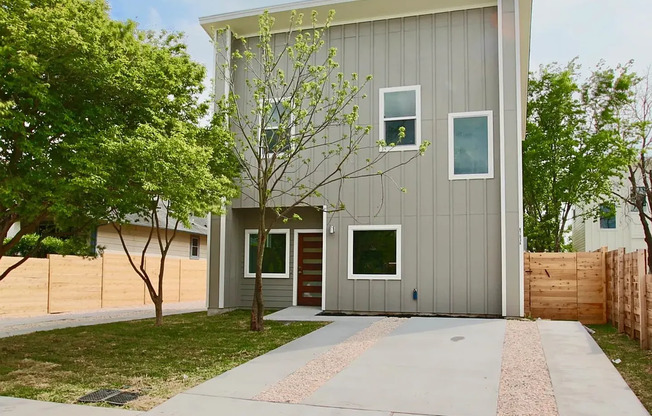 Charming Modern-Farmhouse Townhome — 2 Beds, 2.5 Baths & Private Yard Minutes from Downtown Austin