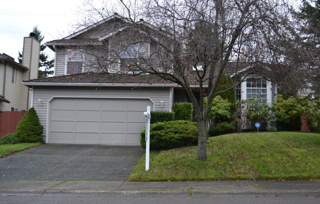 Federal Way tri-level rental - 3 bedroom plus den, 3 bathrooms, 2 car garage!  Ready for lease NOW!