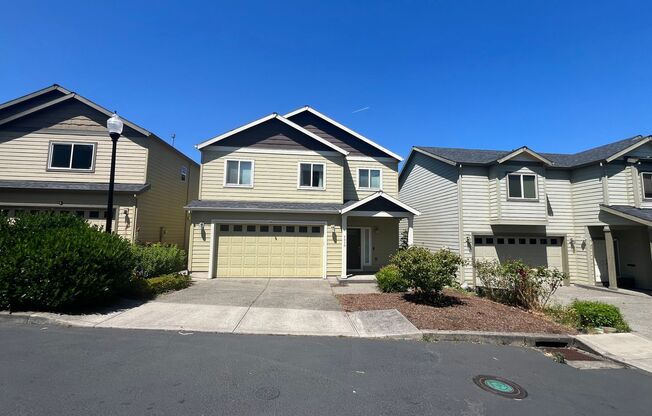 Beautiful 4 bedroom, 3 bathroom home in Beaverton! Close to Nike & Intel! Deck, 2 car garage, central AC!