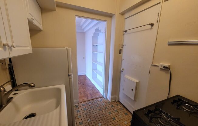 1 bed, 1 bath, $1,075, Unit 404