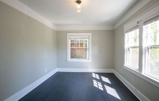 SUMMER SPECIAL: Studio w/Vintage Touches, Modern Upgrades + FREE LAUNDRY!