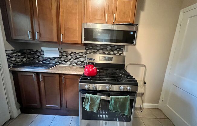 2 beds, 1 bath, $2,100