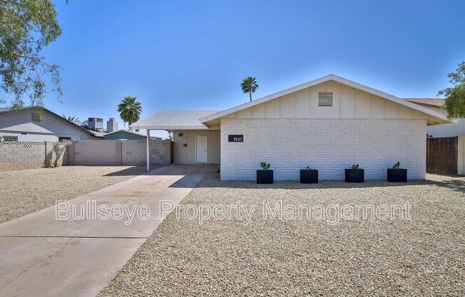 1947 E GREENWAY DR