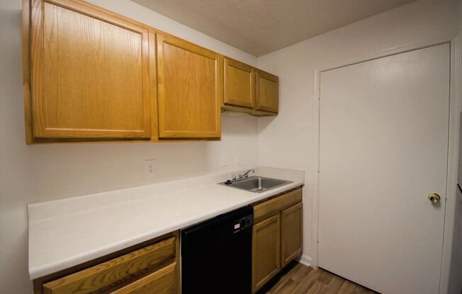 2 beds, 1 bath, 972 sqft, $1,450, Unit B10