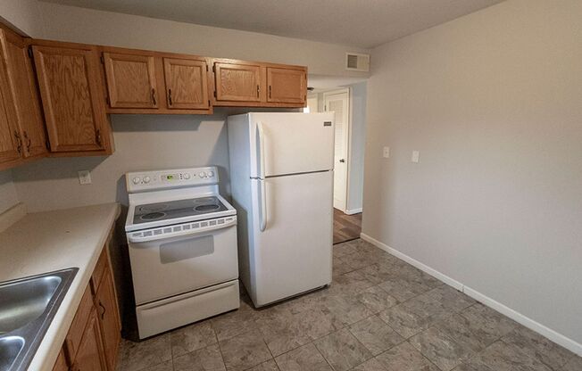 2 beds, 1 bath, $875, Unit 4