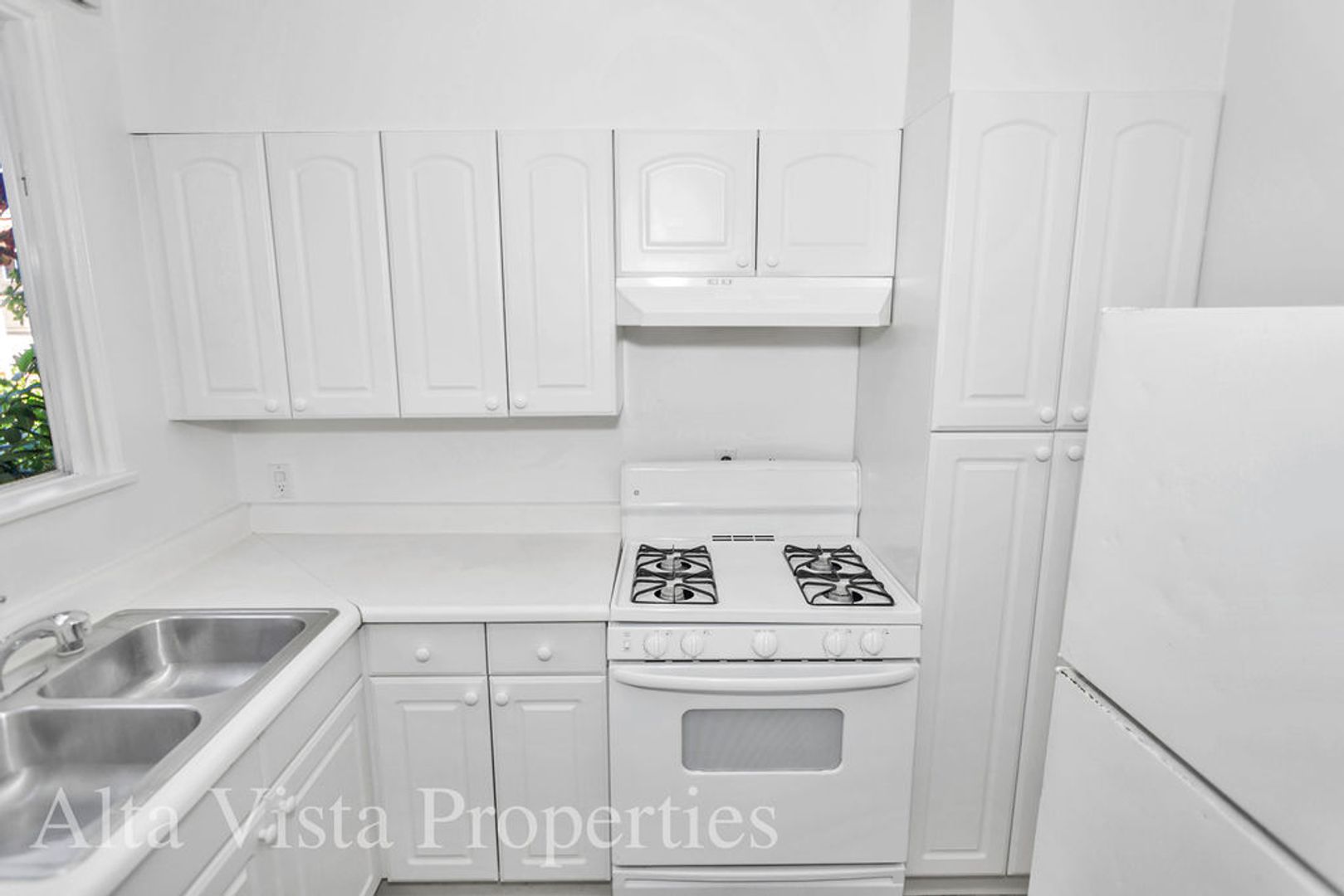 Great two bedroom, one bath beach bungalow just one block to the beach!