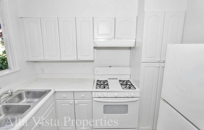 Great two bedroom, one bath beach bungalow just one block to the beach!