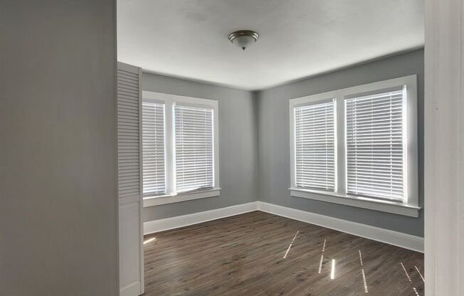 **UNDER NEW MANAGEMENT **   Renovated 2 Bedroom 1 Bath Apartment