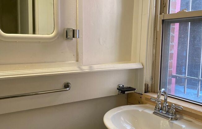 3 beds, 1.5 baths, $2,100, Unit 905 Maryland Apt 2
