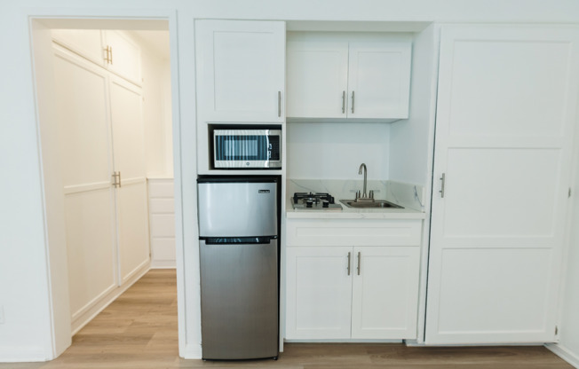 Studio, 1 bath, 325 sqft, $2,398, Unit 15