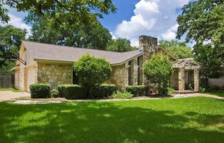 BEAUTIFUL & stunning well maintained home in Spicewood!