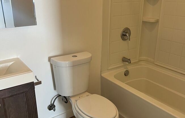 2 beds, 1 bath, $2,050, Unit 3/4a