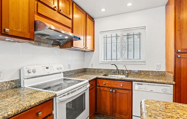 Cozy 1 Bedroom Condo by the Pool Looking for a New Tenant!