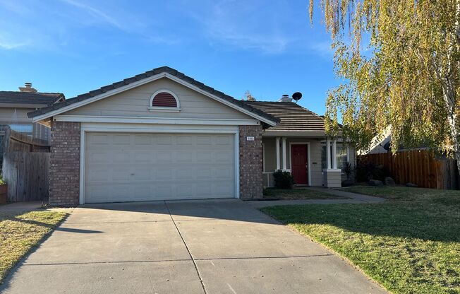 3-bedroom single story with a pool!