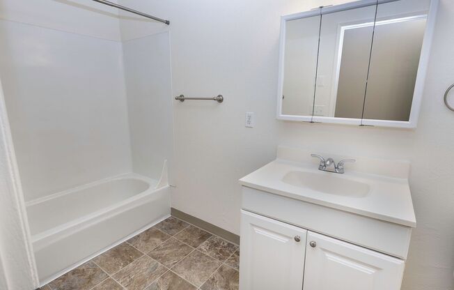 2 beds, 1 bath, 880 sqft, $1,425, Unit 10