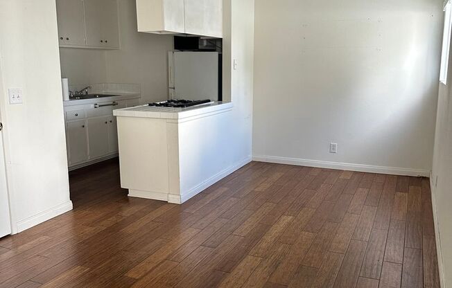 2 beds, 1 bath, 850 sqft, $2,400, Unit 10