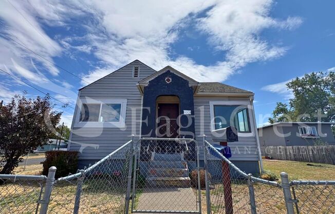 Charming 2-Bedroom Home with Modern Finishes & Open Yard