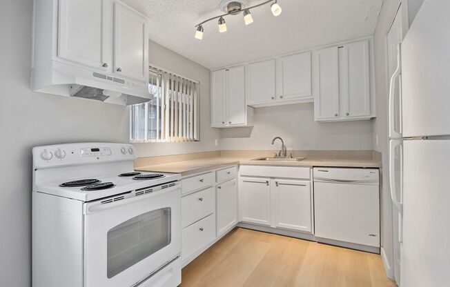 3 beds, 1 bath, 864 sqft, $1,895, Unit 16
