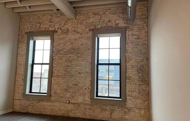 1 bed, 1 bath, 826 sqft, $1,475, Unit Cream City Lofts-311