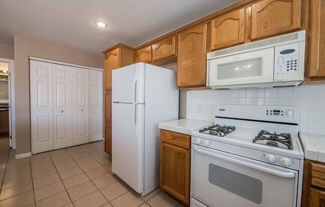 2 BEDROOM CONDO W/ ATTACHED GARAGE FOR LEASE !