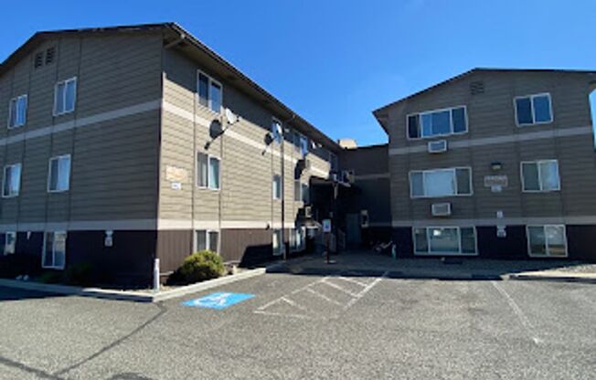 2 beds, 1 bath, $1,125, Unit 05