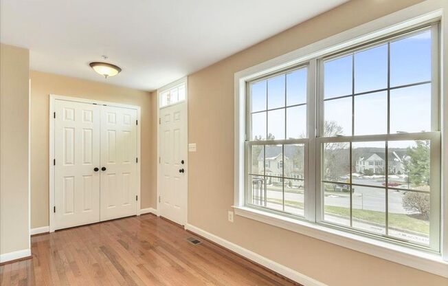 Beautifully maintained townhouse in Lake Linganore ready for your family mid-May!