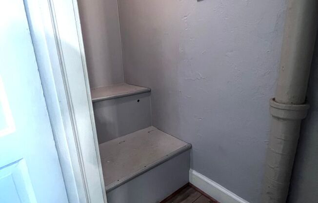 Studio, 1 bath, 310 sqft, $815, Unit 1513 E 2nd St #3