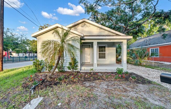 Enchanting 4-Bed 2-Bath Bungalow: Bradenton Oasis, Available Now!