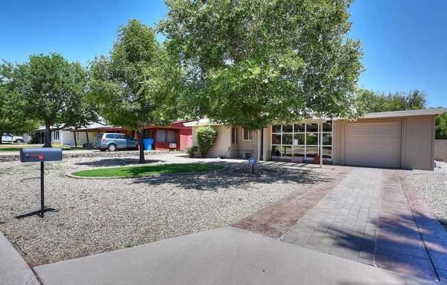 2 bed 1 bath home in central Phoenix location w/ HUGE lot!