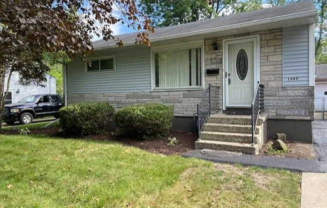 Lovely 3-Bedroom Home for Rent in Quiet Waukegan Neighborhood