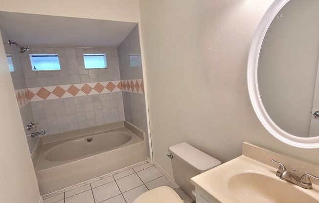 2 beds, 1 bath, $1,295