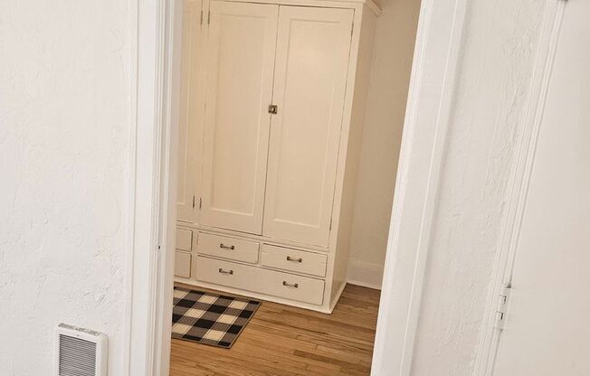 Studio, 1 bath, 337 sqft, $1,100, Unit 22