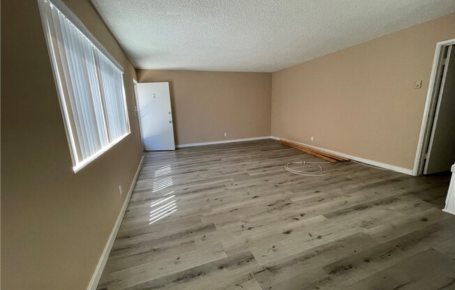 4210 E 5 ST