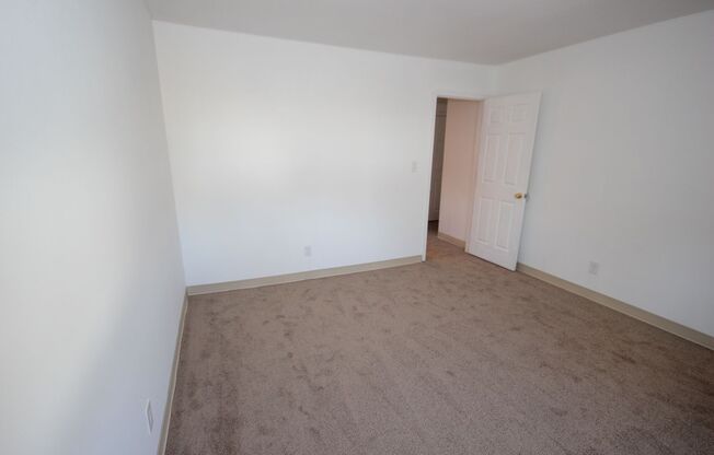 2 beds, 1 bath, 1,100 sqft, $1,300