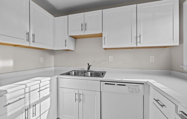 *MOVE IN READY* 3 Bed, 2 Bath Condo, Close to Uptown!!!