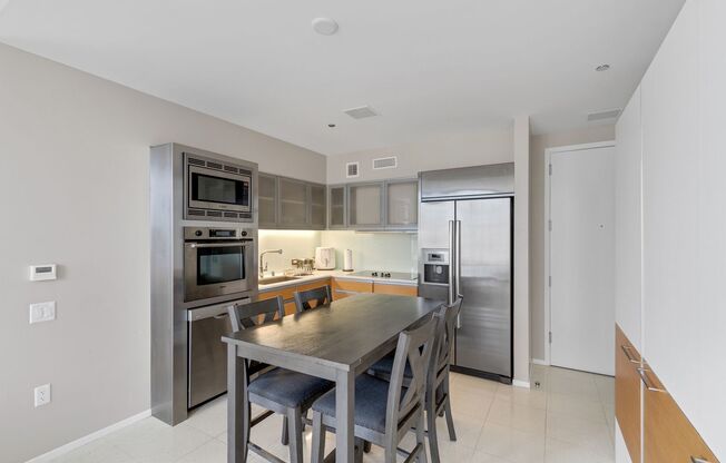 FULLY FURNISHED GORGEOUS ONE BEDROOM WITH SOUTH STRIP VIEW