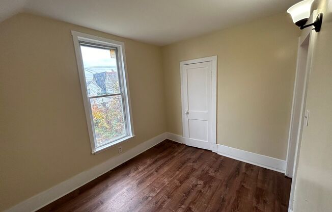 2 beds, 1 bath, $925, Unit 3- Lower Rear