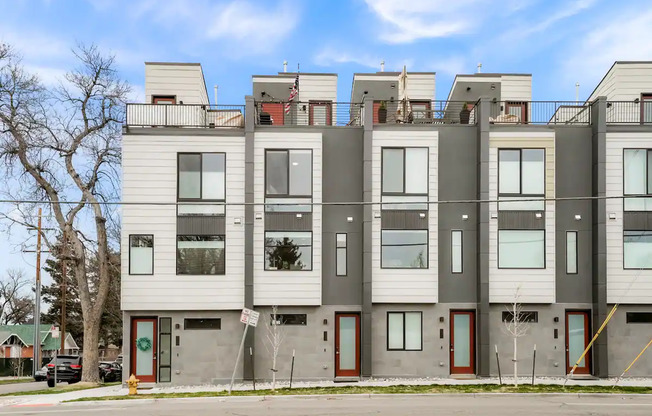 Modern Townhome With Rooftop Deck and Mountain View