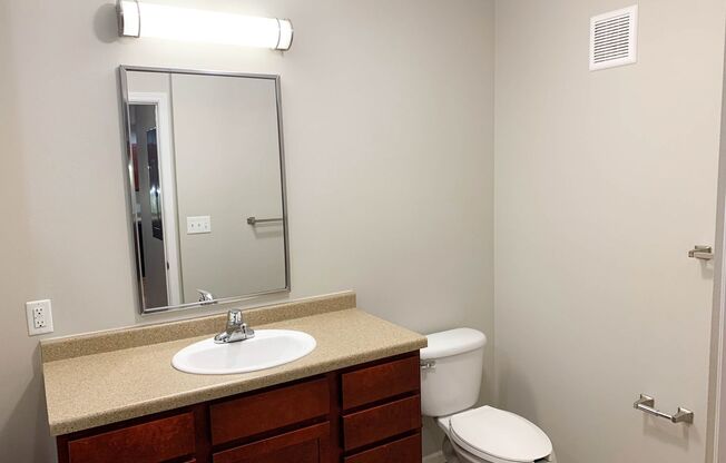 2 beds, 2 baths, 958 sqft, $1,275, Unit 211
