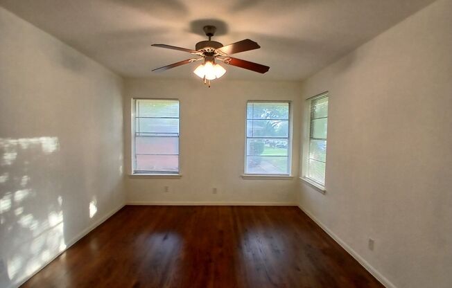 3 Bedrooms 2 Bathrooms 1 Car Garage Near 35 E & Loop 12