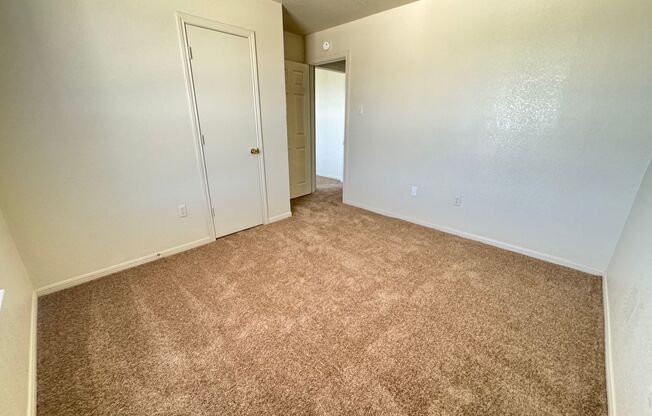 2 beds, 1 bath, 895 sqft, $700