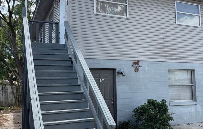 Adorable 2 bed/1 bath second floor apartment!