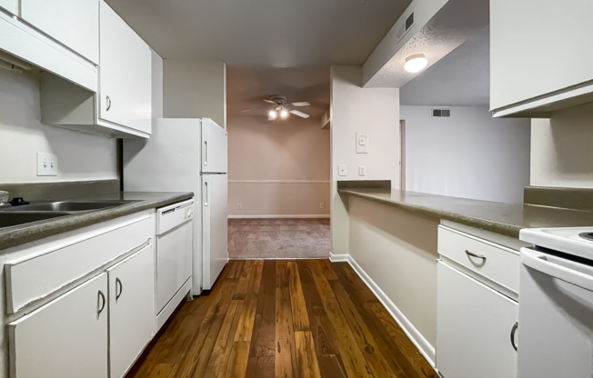 Kitchen Area | Peachtree Place Apartments For Rent in Columbia SC