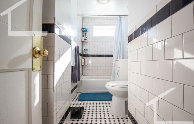 2 beds, 1 bath, $2,600, Unit Unit #26