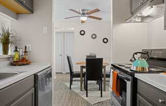 the preserve at ballantyne commons apartment kitchen and dining room