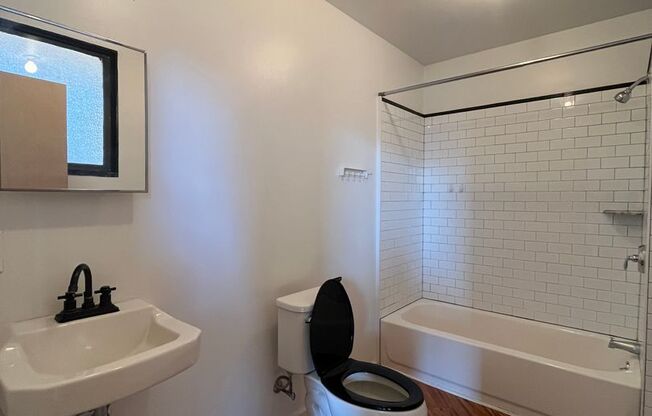 Studio, 1 bath, $950, Unit 2A