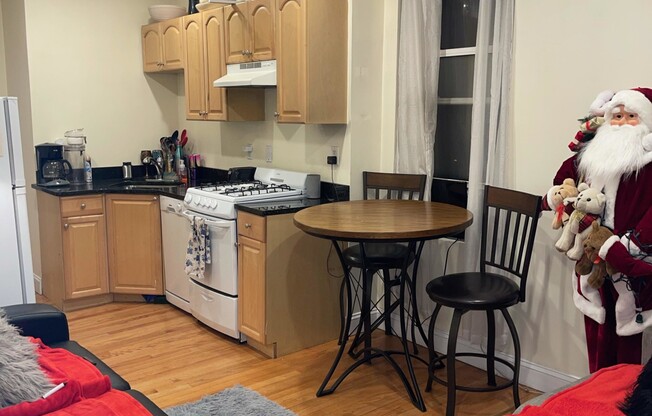 2 beds, 1 bath, $3,500, Unit 17