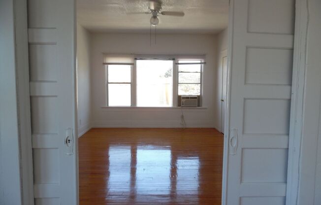 1BR 1BA Apartment in Point Loma - 1 Assigned Parking Spot, No Carpet, Washer/Dryer On-Site