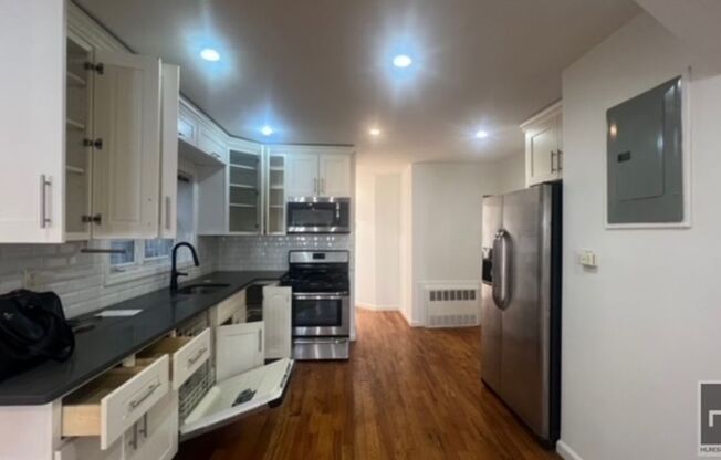 2 beds, 1 bath, $2,800, Unit 2